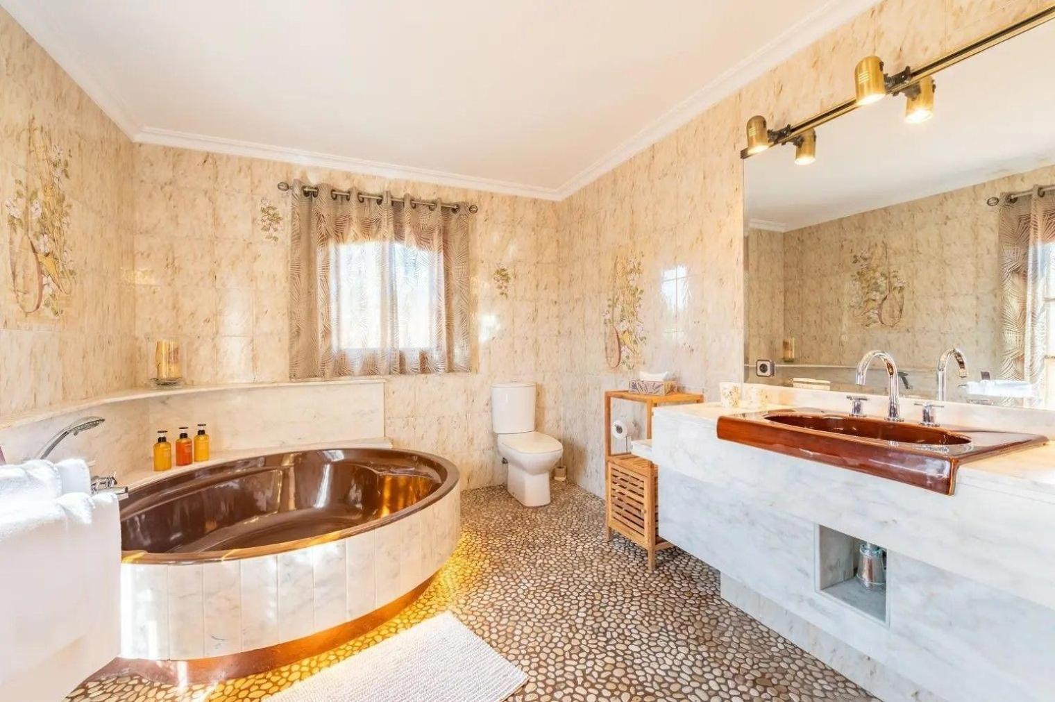 Hervorragende Auf Einem Huegel Mit 360-grad-blick Ueber Zwei Buchten Vakantiehuis