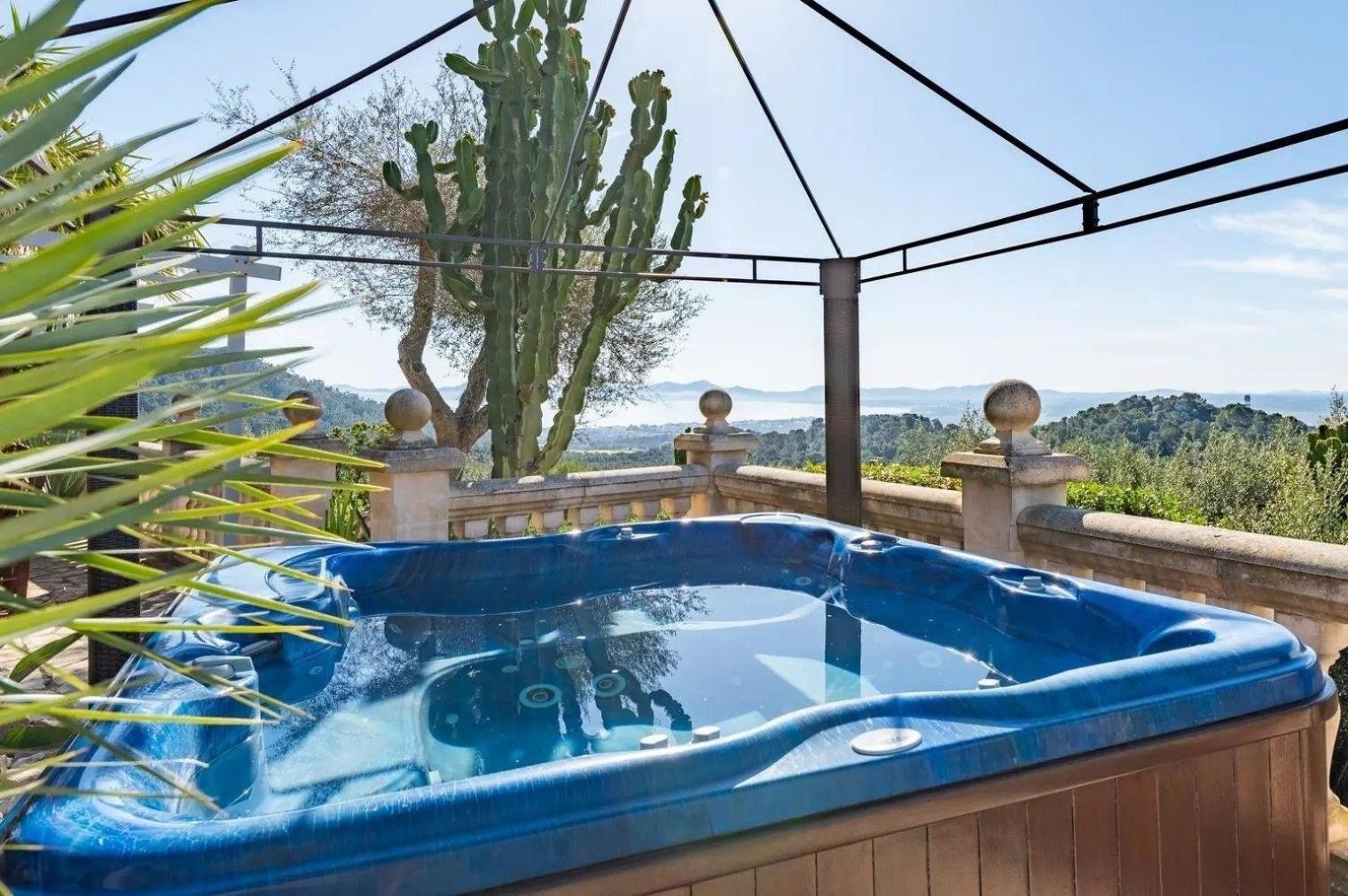 Hervorragende Auf Einem Huegel Mit 360-grad-blick Ueber Zwei Buchten Holiday home Alcudia (Mallorca)