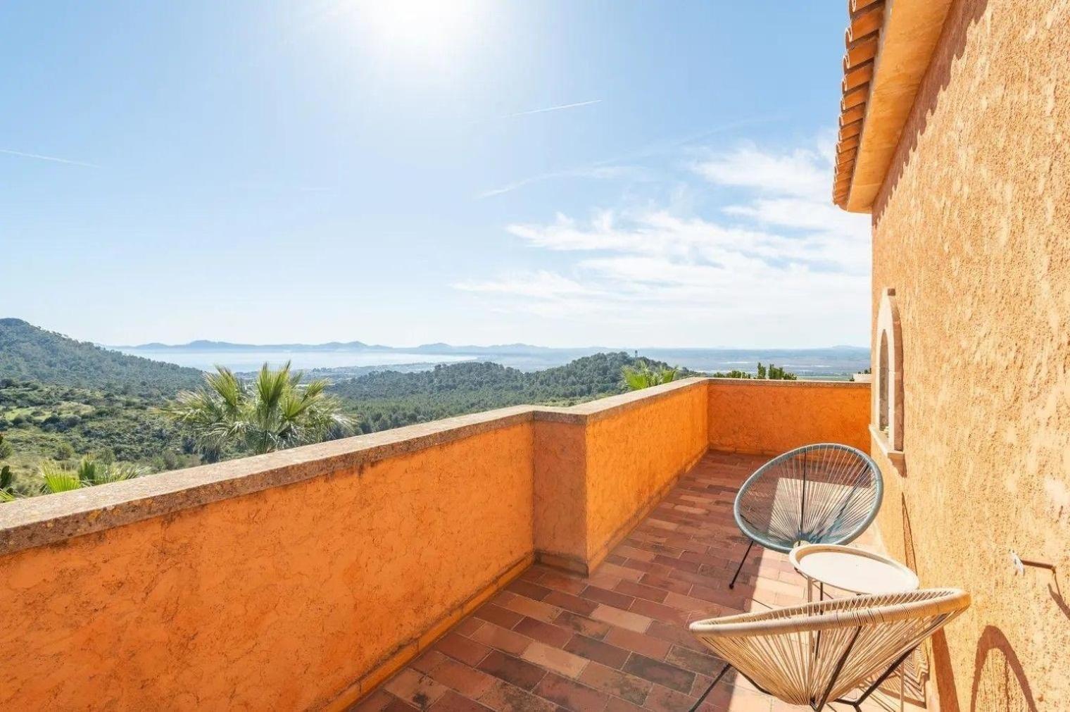 Hervorragende Auf Einem Huegel Mit 360-grad-blick Ueber Zwei Buchten Alcudia (Mallorca)