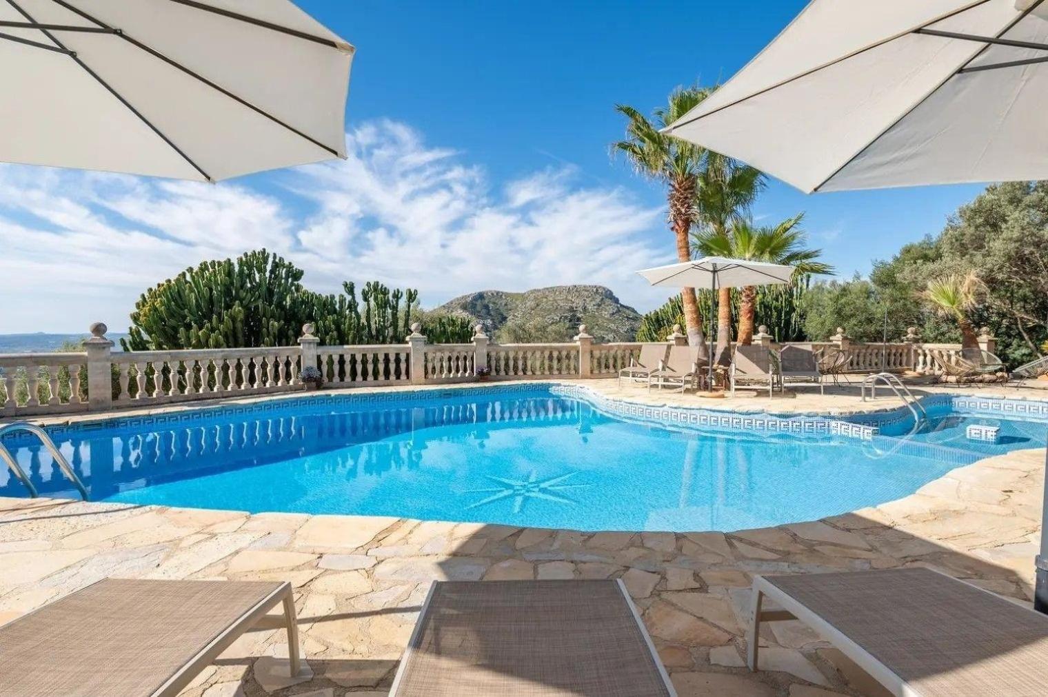 Hervorragende Auf Einem Huegel Mit 360-grad-blick Ueber Zwei Buchten Alcudia (Mallorca)